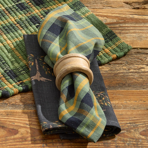 Set your table with rustic charm! The Willow Lane Plaid Napkin Set of 4 adds classic country style in green, gold, and black to your farmhouse dining décor.