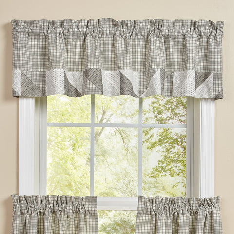 Add a gorgeous accent to your country decor with the<span>&nbsp;</span><strong>Millstone Border Patch Valance</strong>! Featuring tones of gray, antique white, and black in a checked pattern and complementary various patterns at the bottom, this valance is sure to add charm to your home!