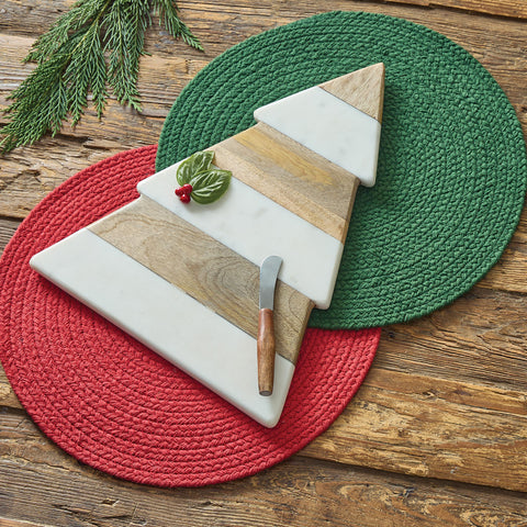 Add a functional and stylish touch to your festive kitchen decor with the Christmas Tree Cutting Board! Featuring wood and marble designs and a charming Christmas tree, this cutting board will be a unique and beautiful accent in your holiday kitchen!