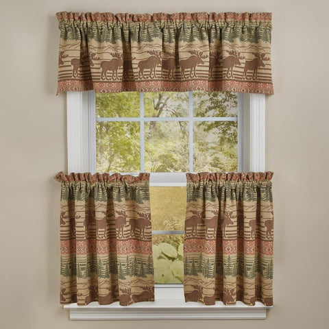 The Moose Jacquard Valance offers a beautiful outdoorsy appeal! Featuring a blend of neutral colors and a pop of red that work together to create a breathtaking scene of moose in their natural habitat, the design is sure to bring the rugged outdoors in! Coordinate with the complementary Moose Jacquard kitchen linens and curtains to complete the look!