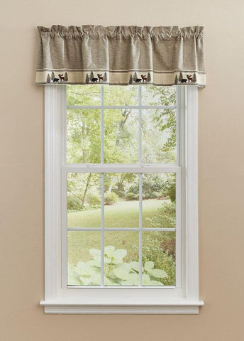 The Wilderness Trail Valance brings a charming touch of the wilderness to your window and adds a rustic feel! Complete the look with the coordinating kitchen linens and tableware!