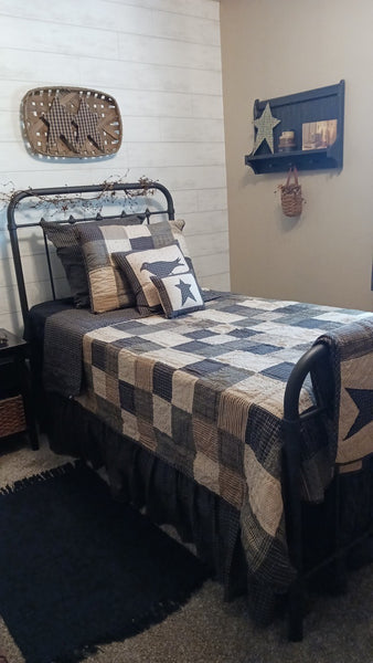 Kettle Grove Twin Quilt 70x90 – Black & Crème Patchwork Primitive/Farmhouse