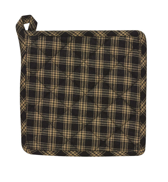 This cute little Sturbridge Pot Holder is a perfect accent for your country kitchen! Both fun and functional, the black & warm farmhouse tan combine to provide a simple, pretty checkerboard pattern. The loop allows you to hang it close by for easy access! 