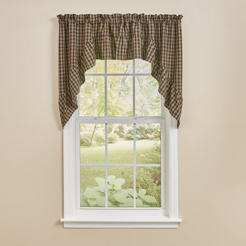 Add a gorgeous country accent to your window with the Sturbridge Plaid Black Ruffle Swags ! The gorgeous plaid pattern in black and farmhouse tan gives classic style! The ruffles are the perfect finishing touch! Pair with a tier (as shown/ not included) for dramatic appeal.  Colors: Black & Farmhouse Tan