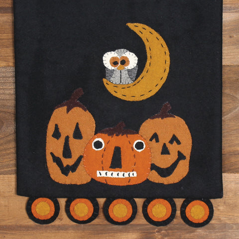 The Owl Knows Black Table Runner features an applique design with a wide-eyed owl sitting on a crecent moon looking down on some pumpkin friends.  Perfect for you Fall Decor!